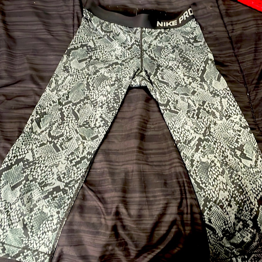 Women’s S Nike Pro dri-fit capris